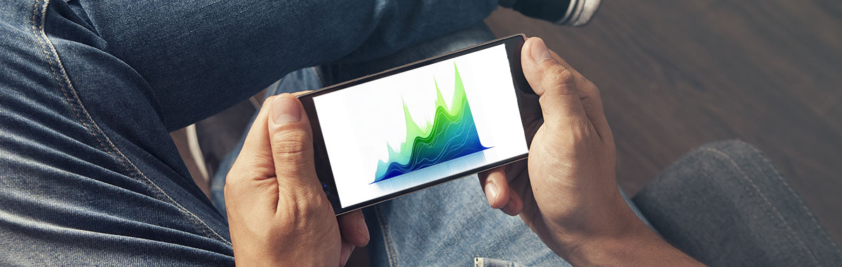 Banner de gestão empresarial com homem segurando uma tela de celular mostrando um gráfico